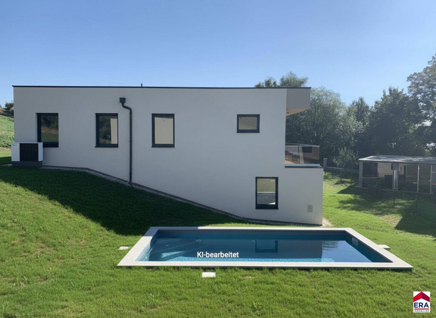 Moderne Hausfassade mit Garten und einem eleganten, in den Rasen integrierten Swimmingpool.