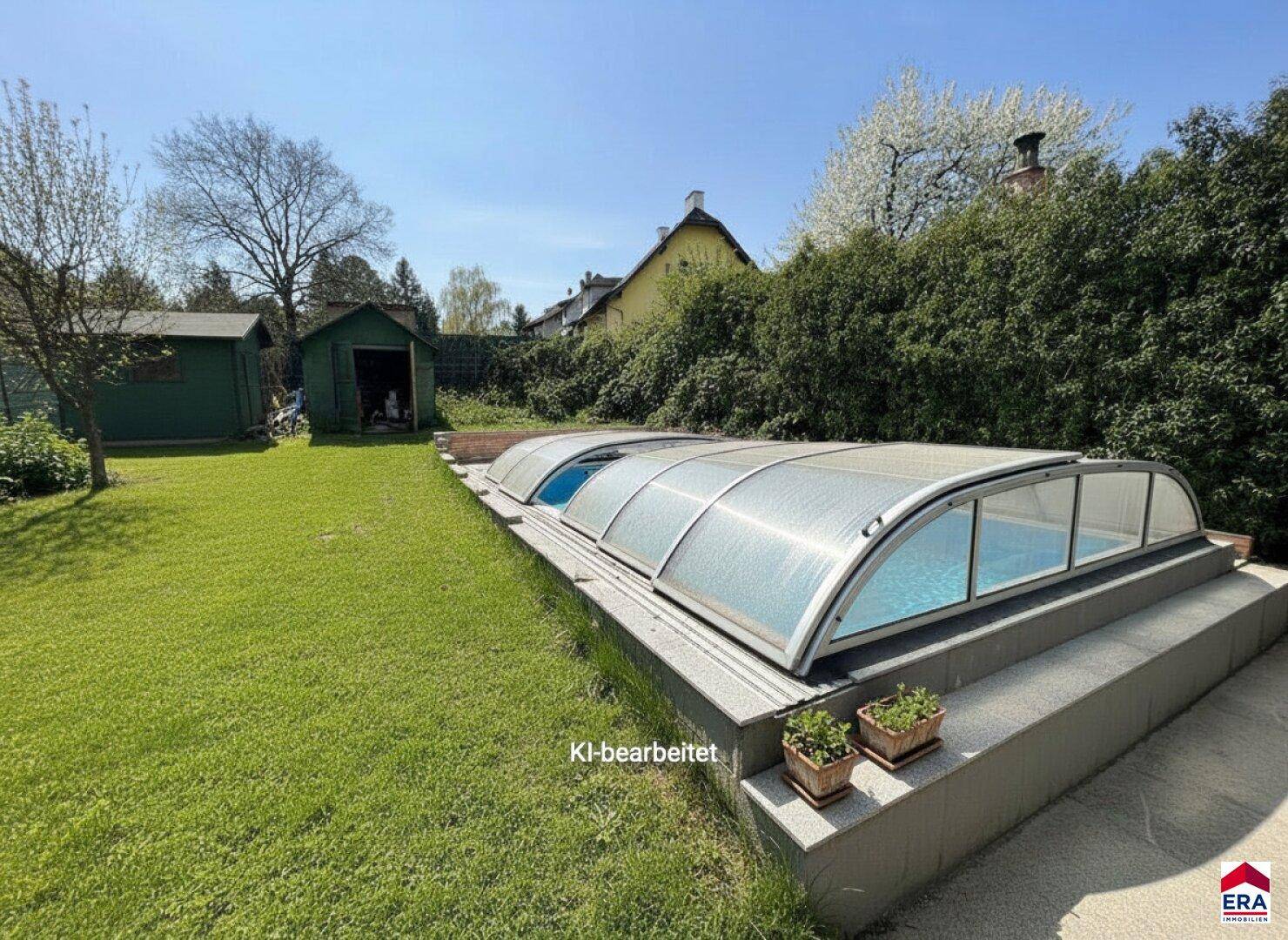 Gepflegter Gartenbereich mit überdachtem Pool und Rasenfläche an einem sonnigen Tag.