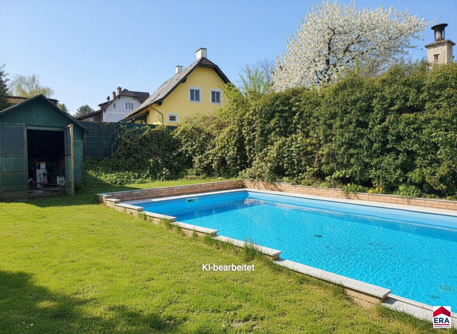Sonniger Garten mit großem, offenem Swimmingpool und grüner Hecke im Hintergrund.