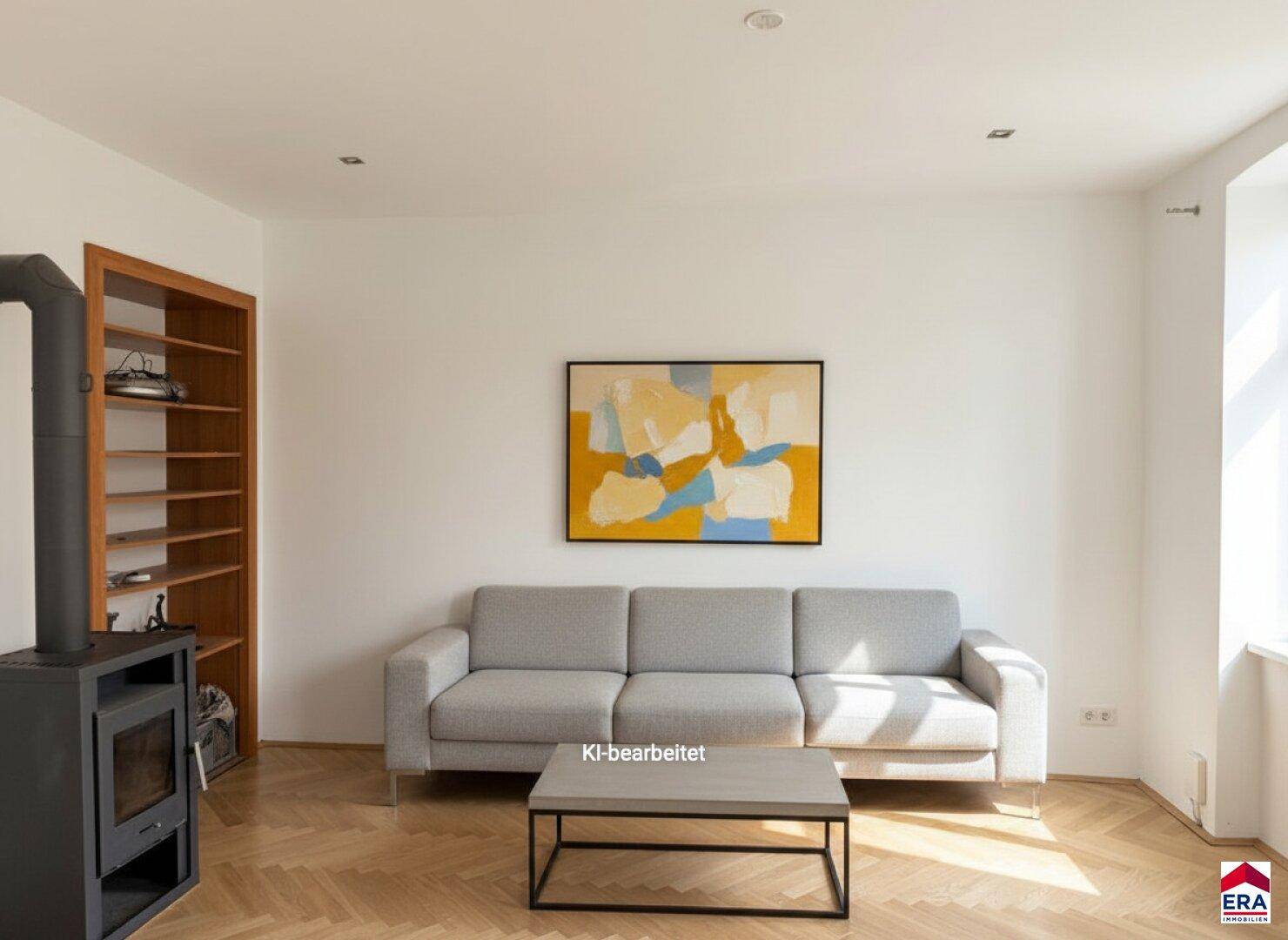 Gemütliches Wohnzimmer mit Sofa, Couchtisch und modernem Holzofen.