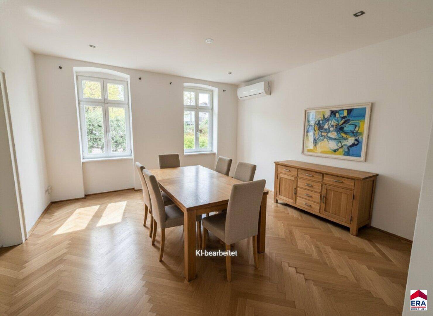 Heller Essbereich mit großem Holztisch, Stühlen und Klimaanlage.