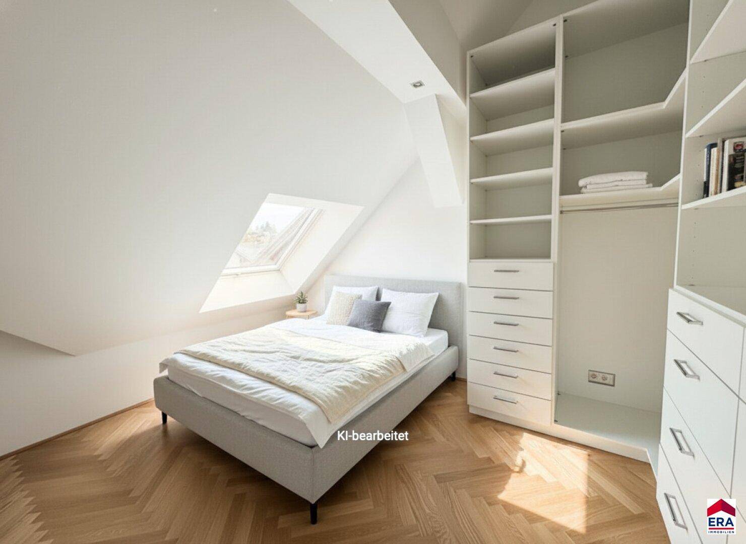 Helles Schlafzimmer im Dachgeschoss mit Bett und Einbauschränken unter dem Dachfenster.