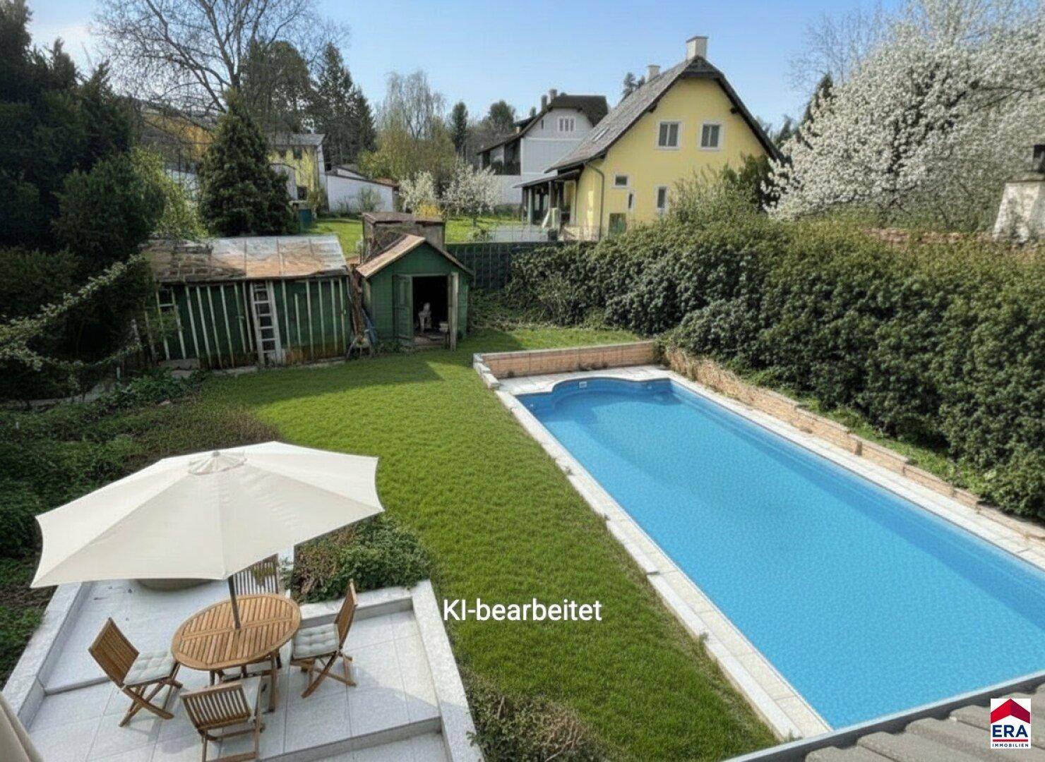 Großer Garten mit Swimmingpool, Sonnenterrasse und Gartenmöbeln unter einem Sonnenschirm.