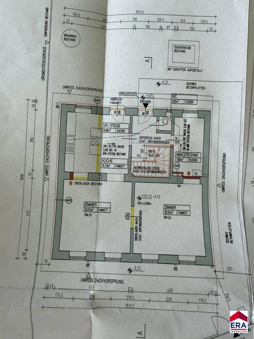 Grundriss des Erdgeschosses mit Küche, Wohnzimmer, WC und Hauswirtschaftsraum, ausgestattet mit Parkett und Fliesen.