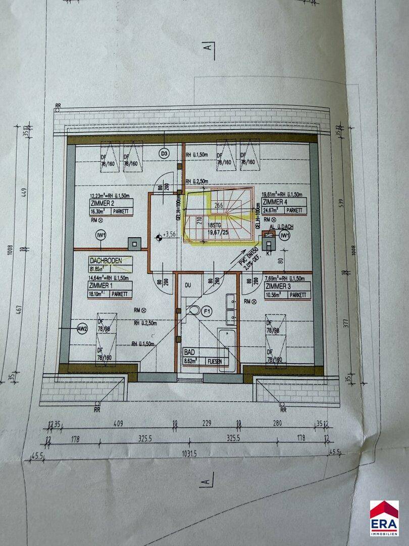 Grundriss des Obergeschosses mit mehreren Schlafzimmern, einem Badezimmer und Treppenaufgang.