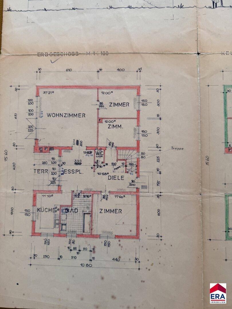 Historischer Grundriss des Erdgeschosses mit Wohnzimmer, Küche, Bad und Terrasse.