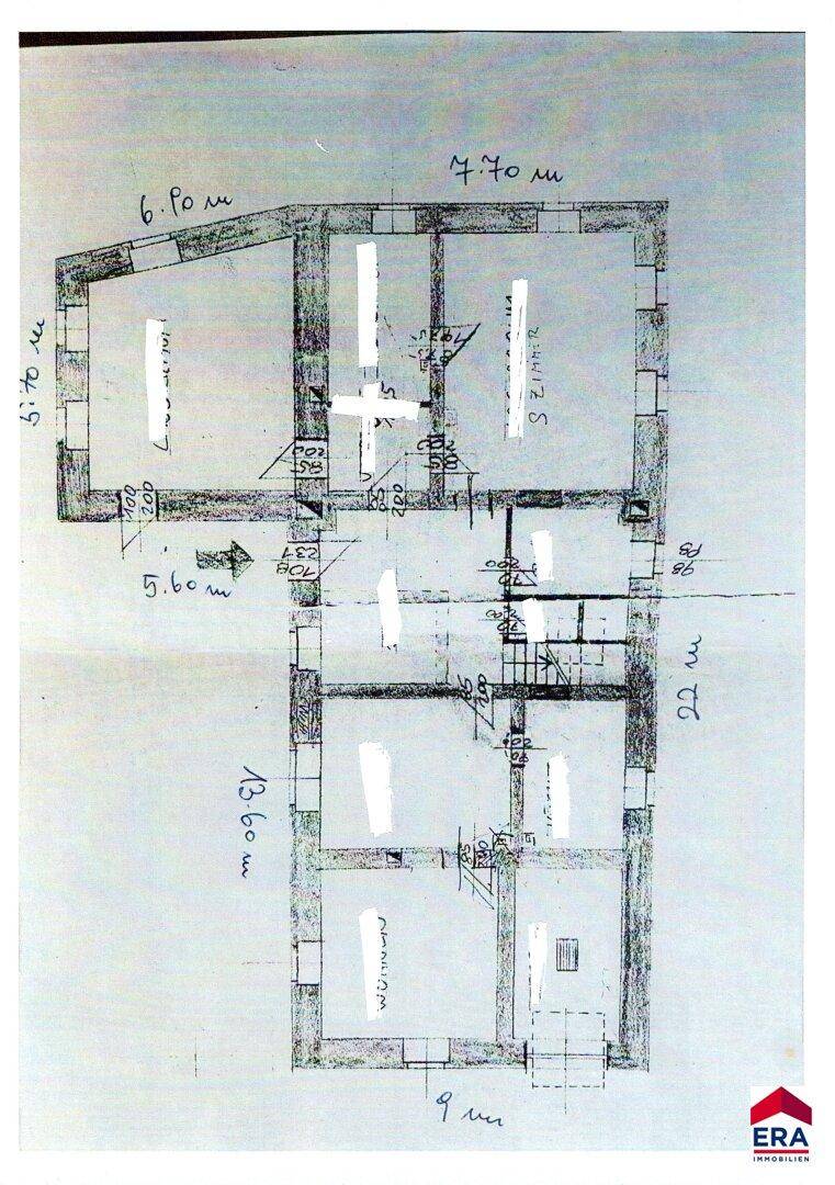 Handgezeichneter Grundriss des Hauses mit eingezeichneten Raummaßen und Aufteilung.