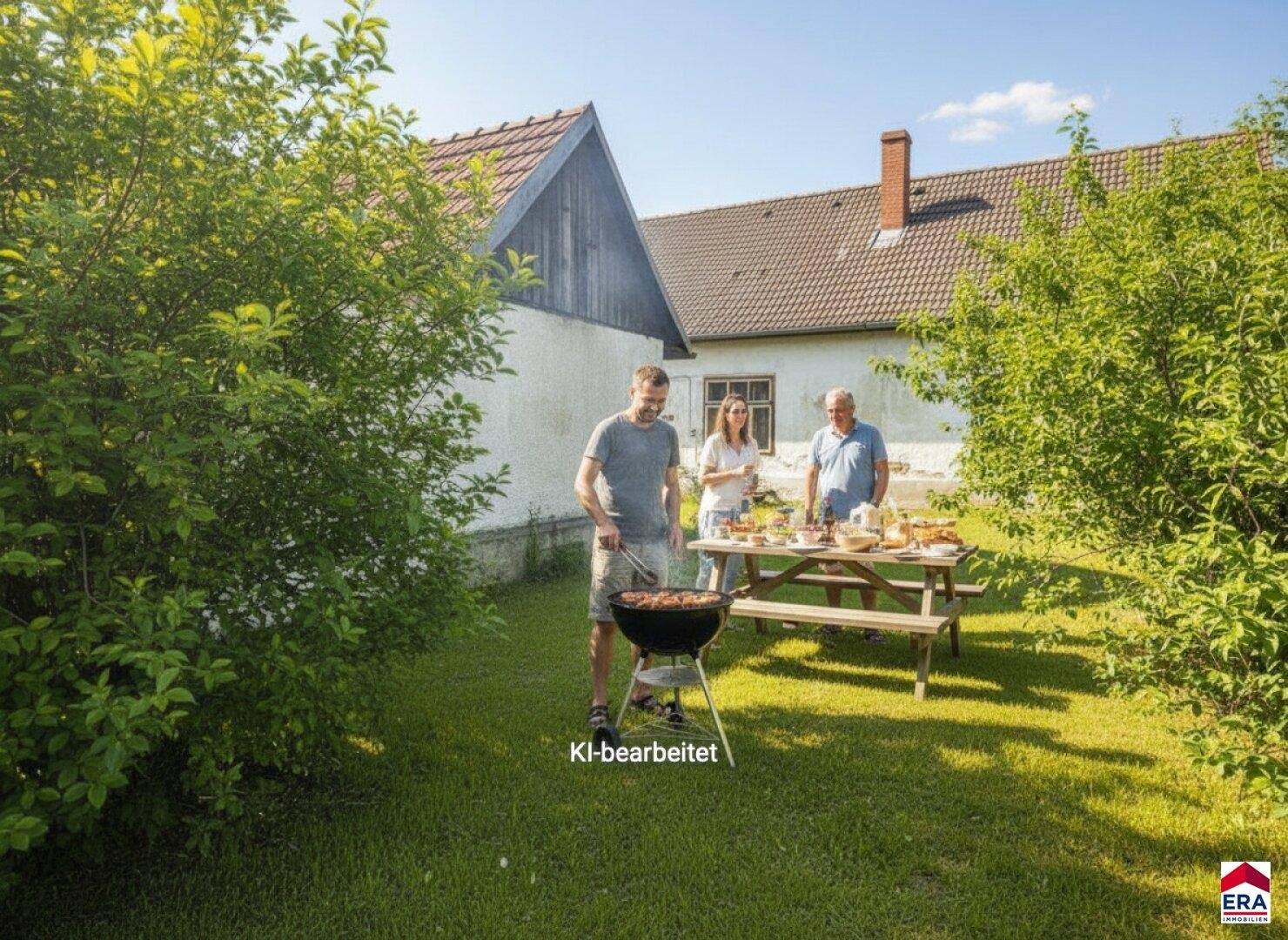 Sonniger Gartenbereich mit Grillplatz und Sitzgelegenheiten, ideal für gesellige Stunden im Freien.