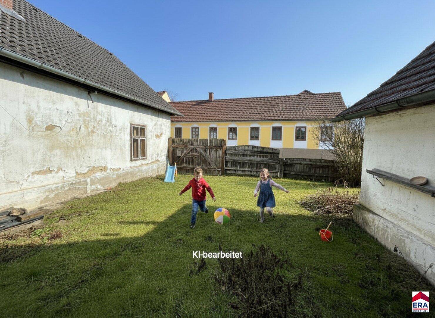 Großer Gartenbereich mit Rasenfläche, ideal für Kinder zum Spielen und Entspannen.