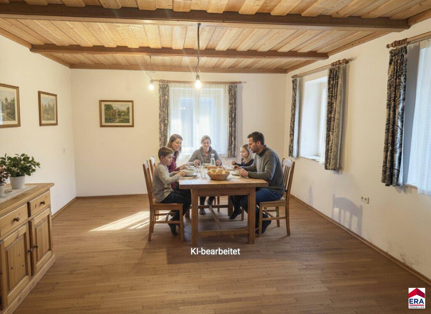 Heller Essbereich mit Holzbalkendecke und Dielenboden, ideal für Familienmahlzeiten.