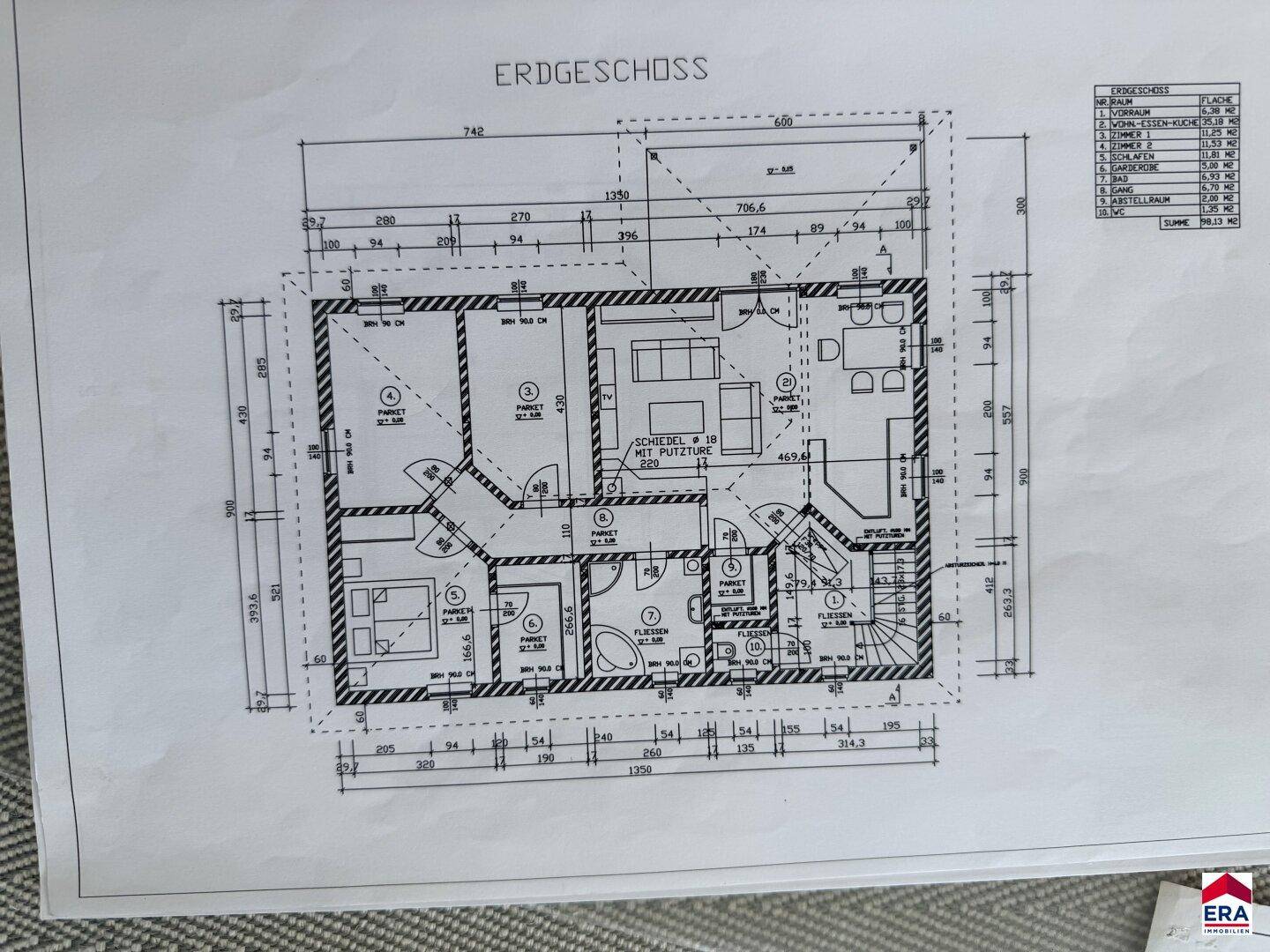 Grundriss des Erdgeschosses mit Wohnbereich, Küche und weiteren Räumen.