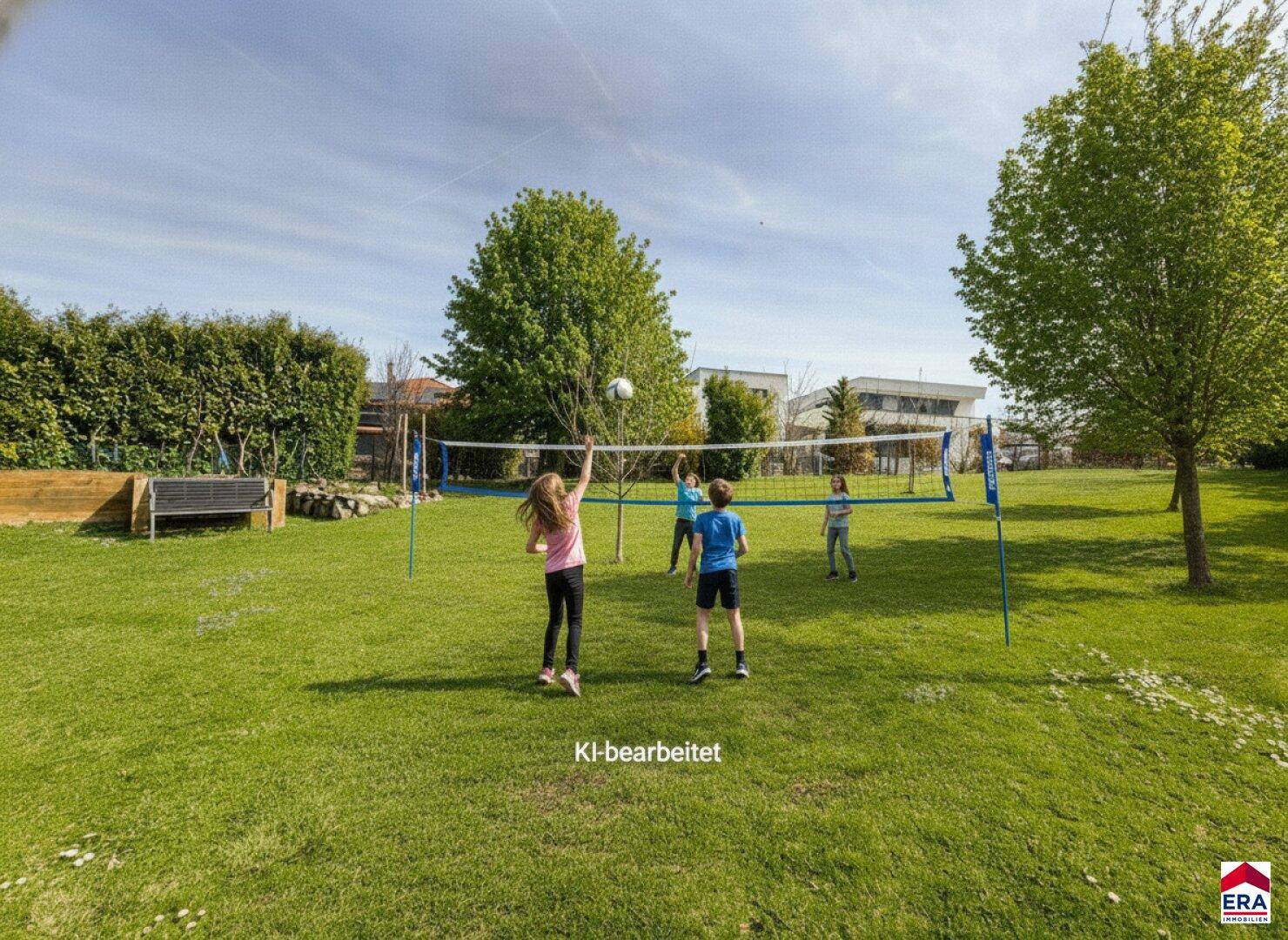Großer Gartenbereich mit Rasenfläche, Volleyballnetz und Platz für Freizeitaktivitäten.