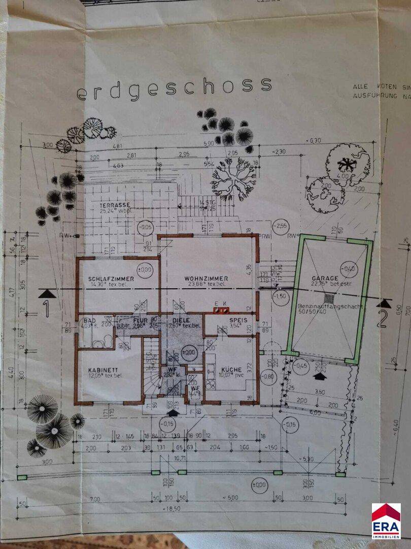Grundriss des Erdgeschosses mit Schlafzimmer, Wohnzimmer, Küche und Garage.