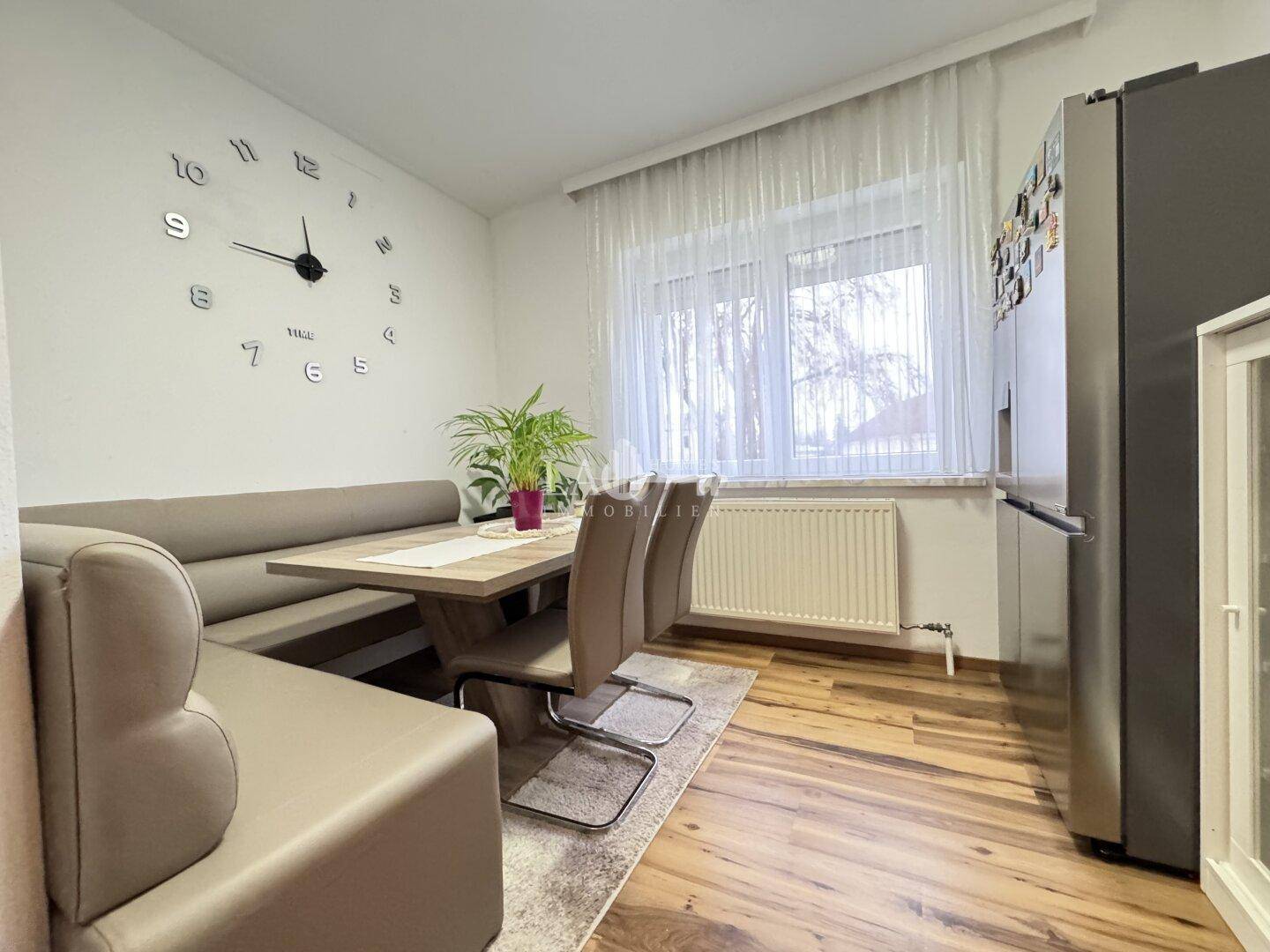 Heller Essbereich mit bequemer Sitzbank, Esstisch und großem Fenster, ideal für Familienmahlzeiten.