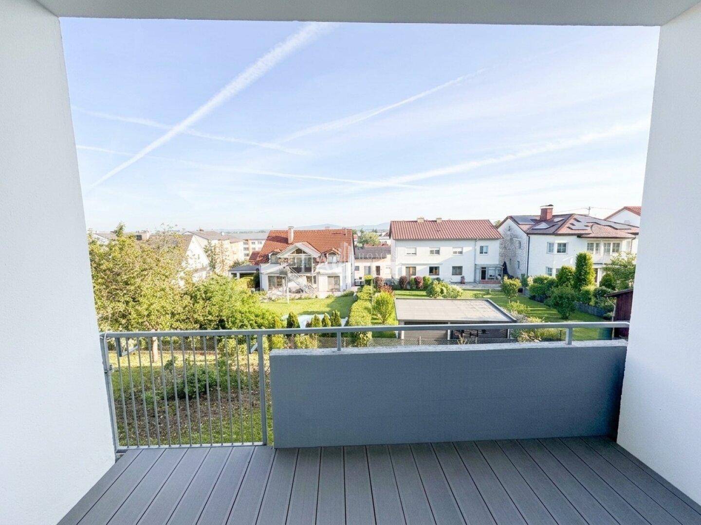 Balkon mit weitem Blick über die umliegende Wohngegend und Gärten.