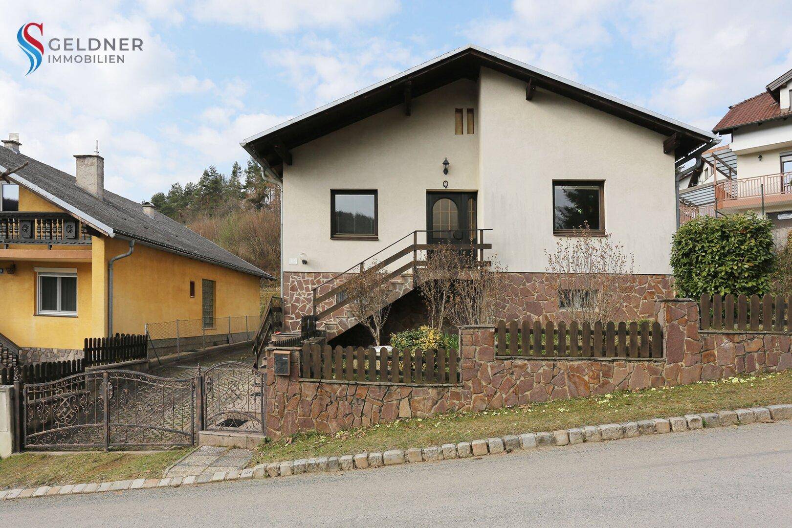 Einfamilienhaus mit eingezäuntem Garten und Garage in absoluter Ruhelage am Waldesrand - Ansicht 2