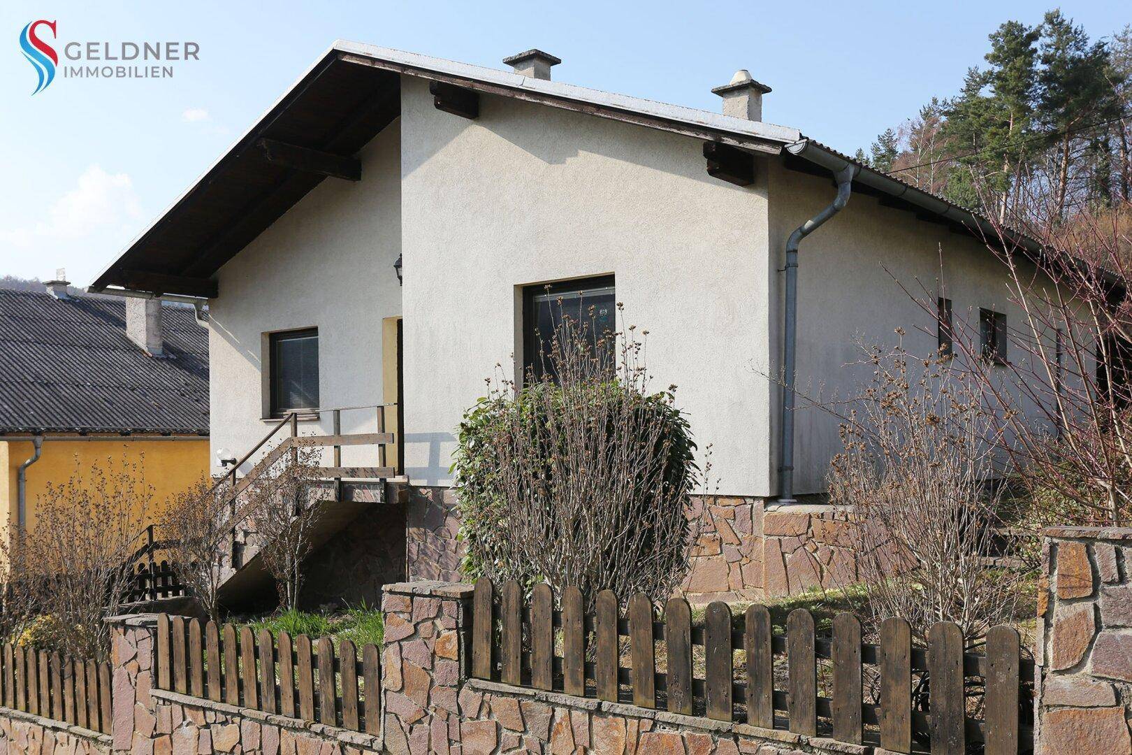 Einfamilienhaus mit eingezäuntem Garten und Garage in absoluter Ruhelage am Waldesrand - Ansicht 6
