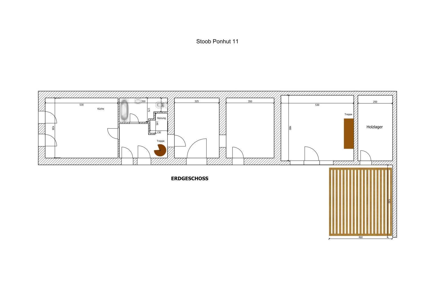 Grundriss des Erdgeschosses mit Bad, mehreren Räumen und einer angrenzenden Holzterrasse.