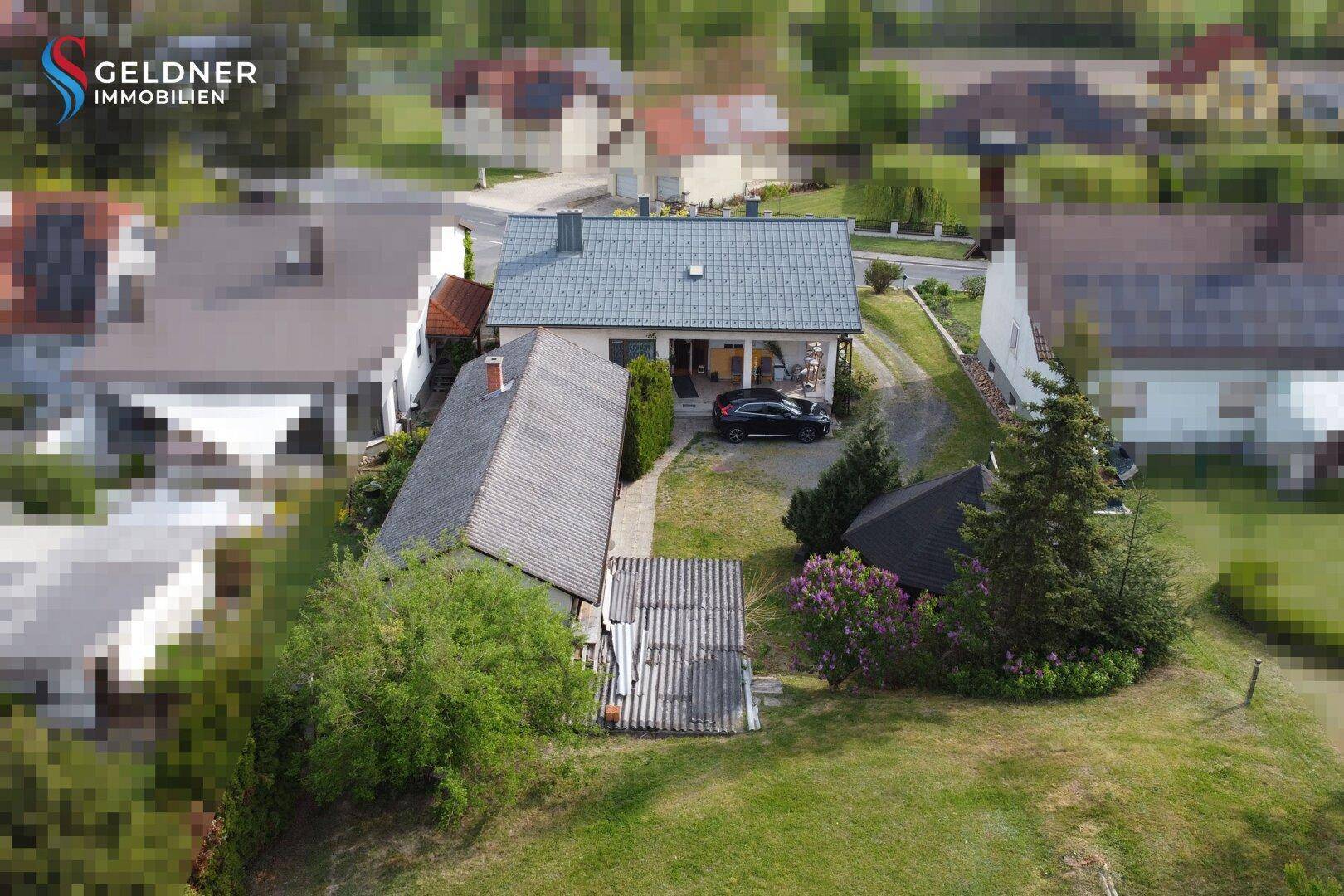Solides Einfamilienhaus mit 3 Zimmer, Terrasse, großer Garten und 2 Garagen und Nebengebäude - Ansicht 3