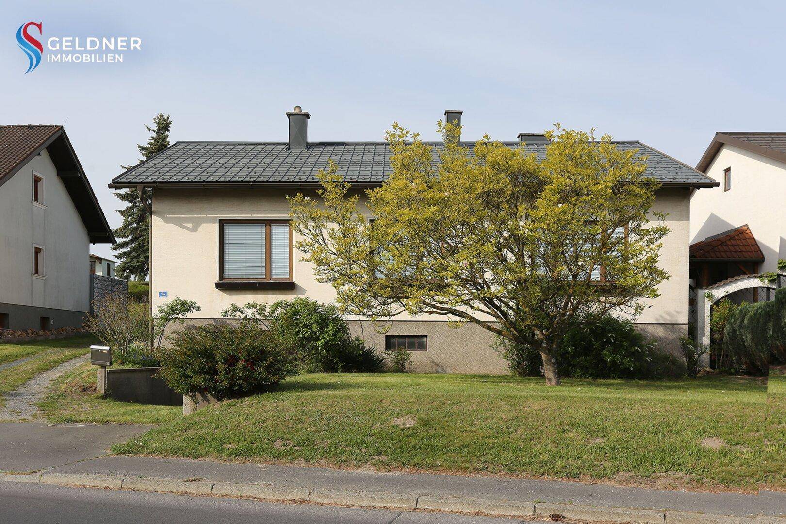 Solides Einfamilienhaus mit 3 Zimmer, Terrasse, großer Garten und 2 Garagen und Nebengebäude - Ansicht 2