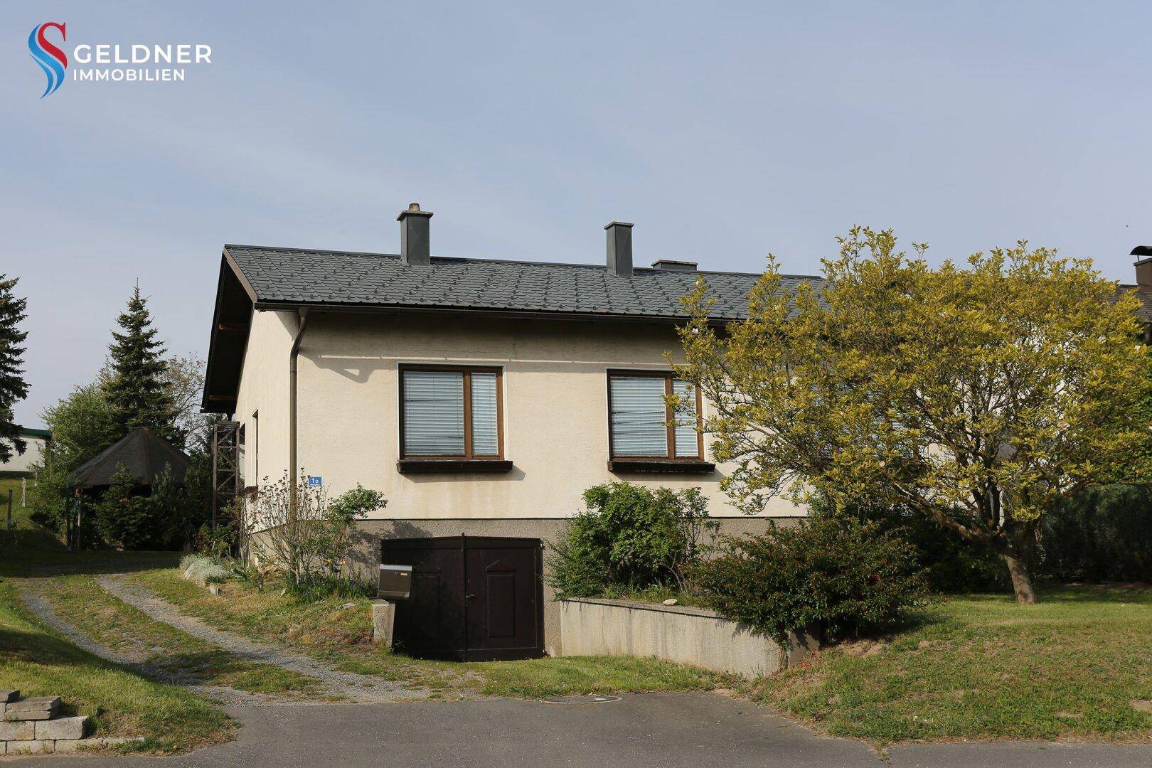 Solides Einfamilienhaus mit 3 Zimmer, Terrasse, großer Garten und 2 Garagen und Nebengebäude - Ansicht 5