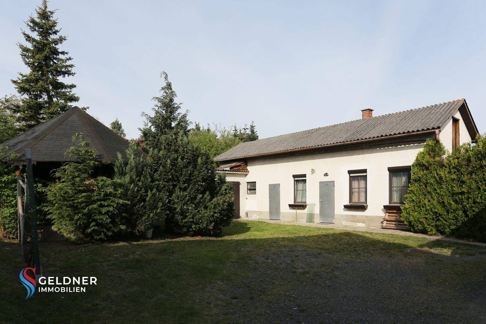 Solides Einfamilienhaus mit 3 Zimmer, Terrasse, großer Garten und 2 Garagen und Nebengebäude - Mehr