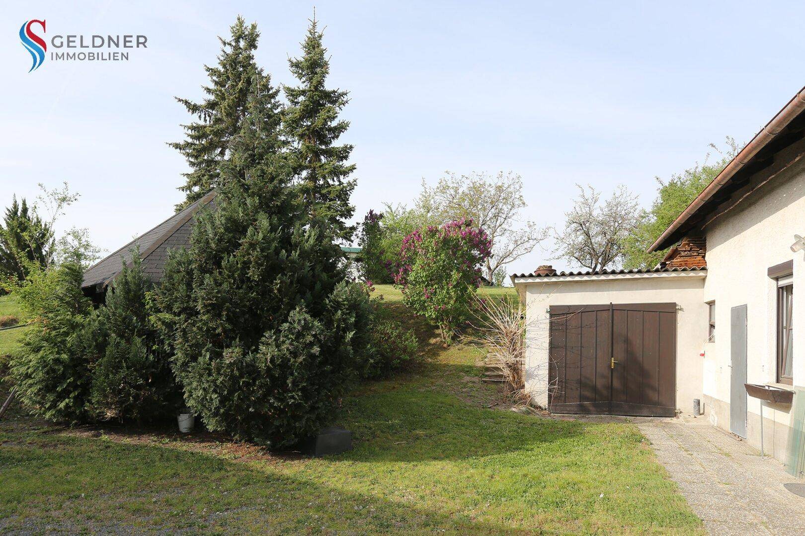 Solides Einfamilienhaus mit 3 Zimmer, Terrasse, großer Garten und 2 Garagen und Nebengebäude - Ansicht 6