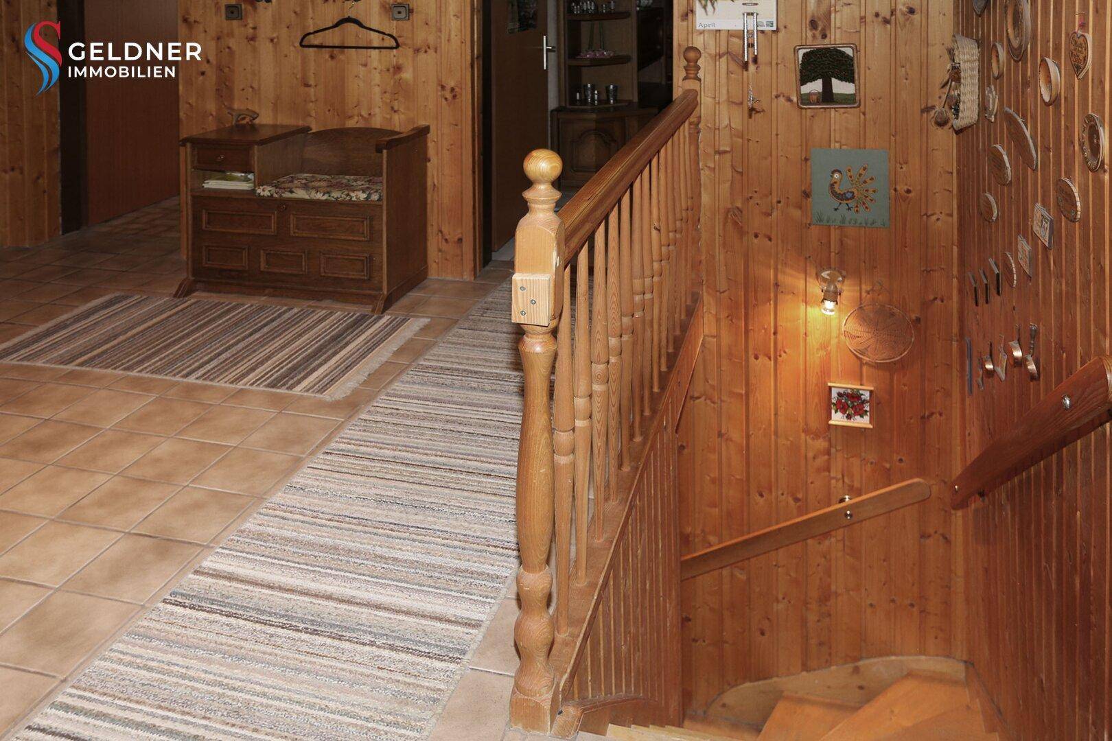 Detailansicht des Holztreppenhauses im Flur mit traditioneller Holzvertäfelung.