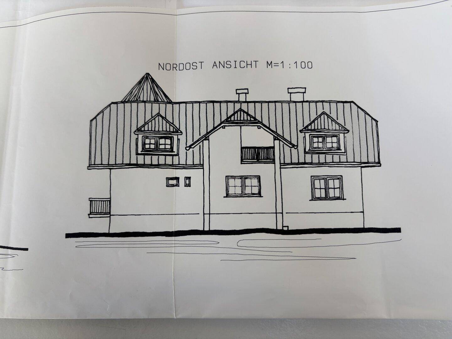 Architektonische Zeichnung der Nordostansicht eines Hauses mit Dachgauben und Balkon.