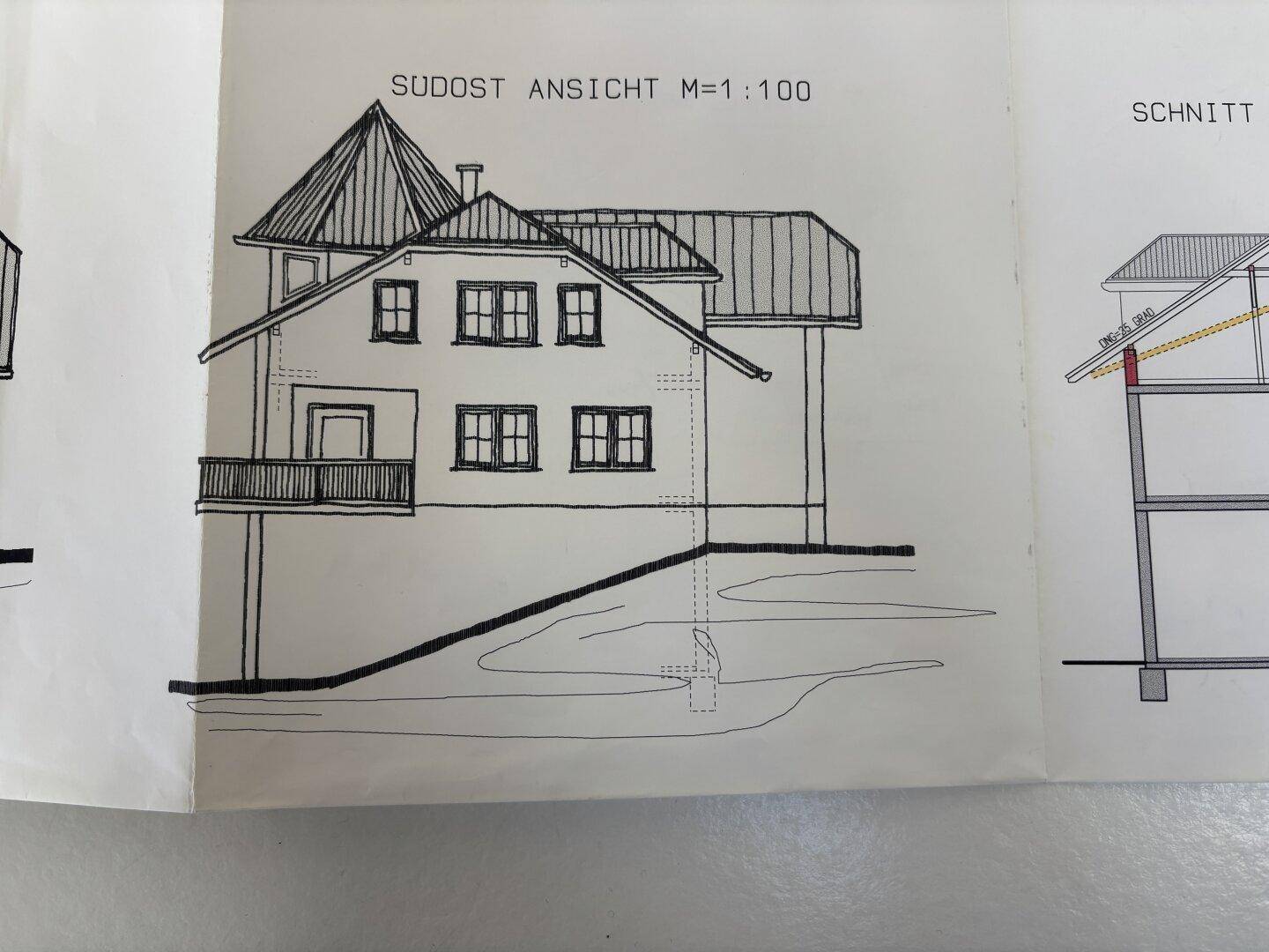 Architektonische Zeichnung der Südostansicht eines Hauses mit Balkon und Hanglage.