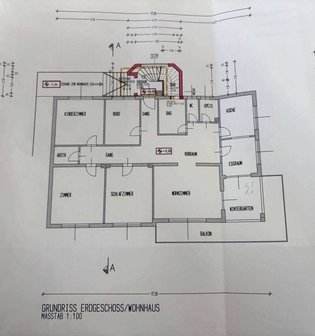 Grundriss des Erdgeschosses eines Wohnhauses mit mehreren Zimmern, Küche und Wintergarten.