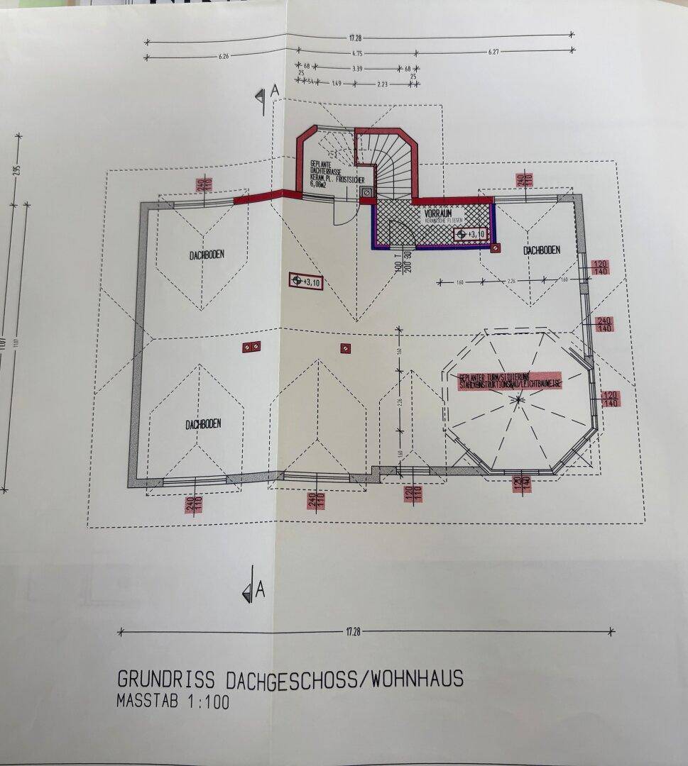 Grundriss des Dachgeschosses eines Wohnhauses mit Dachbodenflächen und einem Erker.