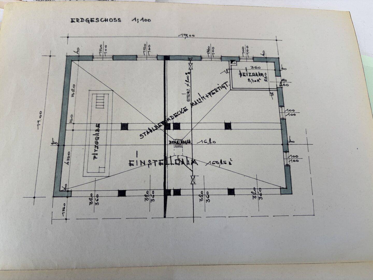 Grundriss des Erdgeschosses mit großer Einstellhalle und Heizraum, Maßstab 1:100.