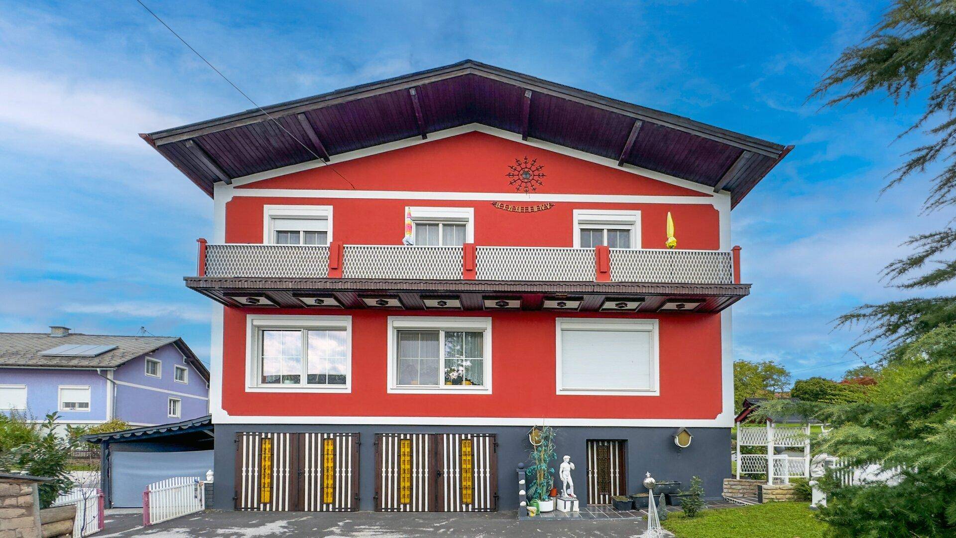 Großzügiges Mehrfamilienhaus mit vielseitigem Wohnkonzept und charmantem Gartenparadies - Ansicht 2