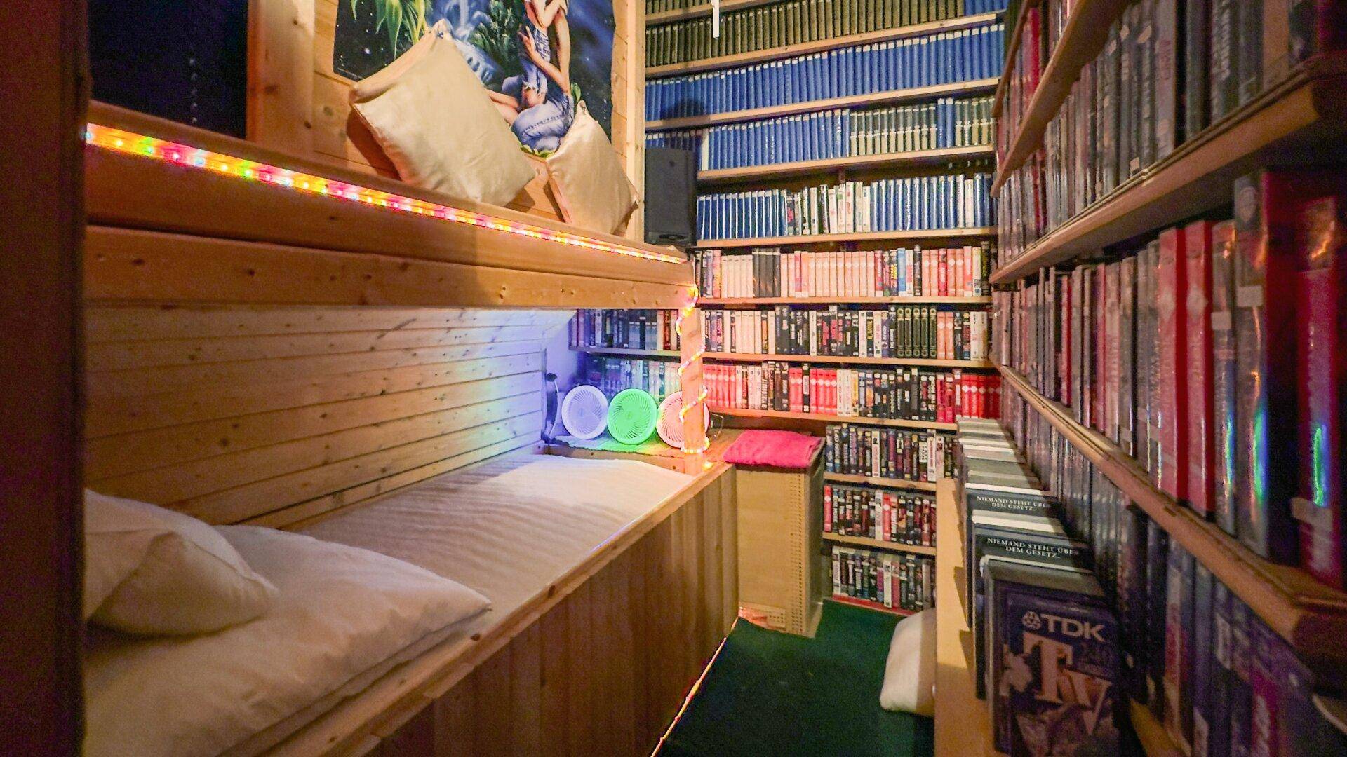 Gemütlicher Raum mit eingebauten Bücherregalen, die bis zur Decke reichen, und einem integrierten Etagenbett.