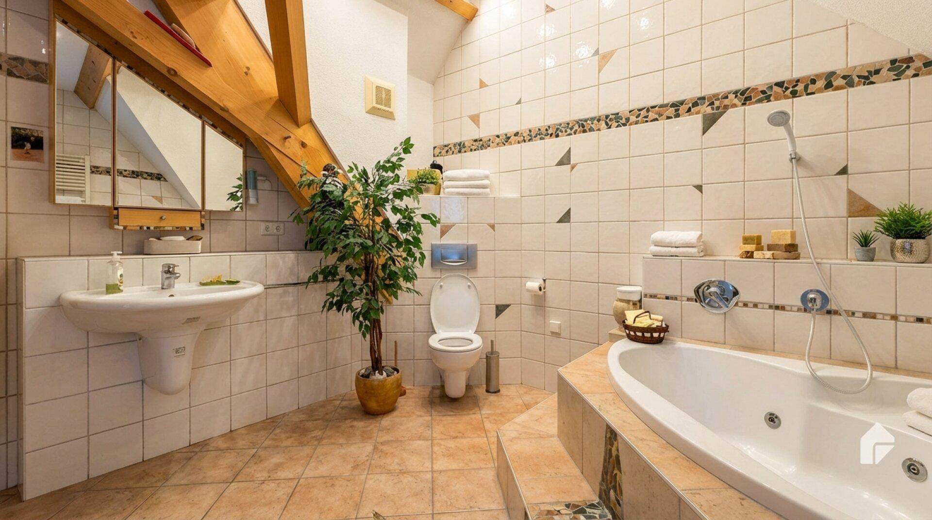 Geräumiges Badezimmer mit Eckbadewanne, Dusche, Fliesen und Holzbalken.
