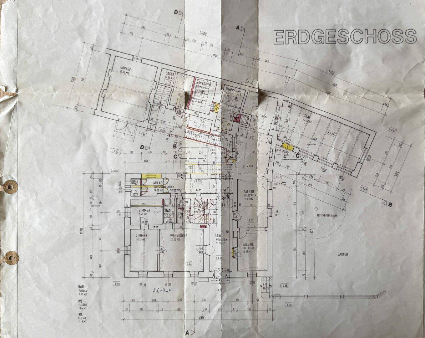 Grundriss des Erdgeschosses mit verschiedenen Räumen und Garagen.