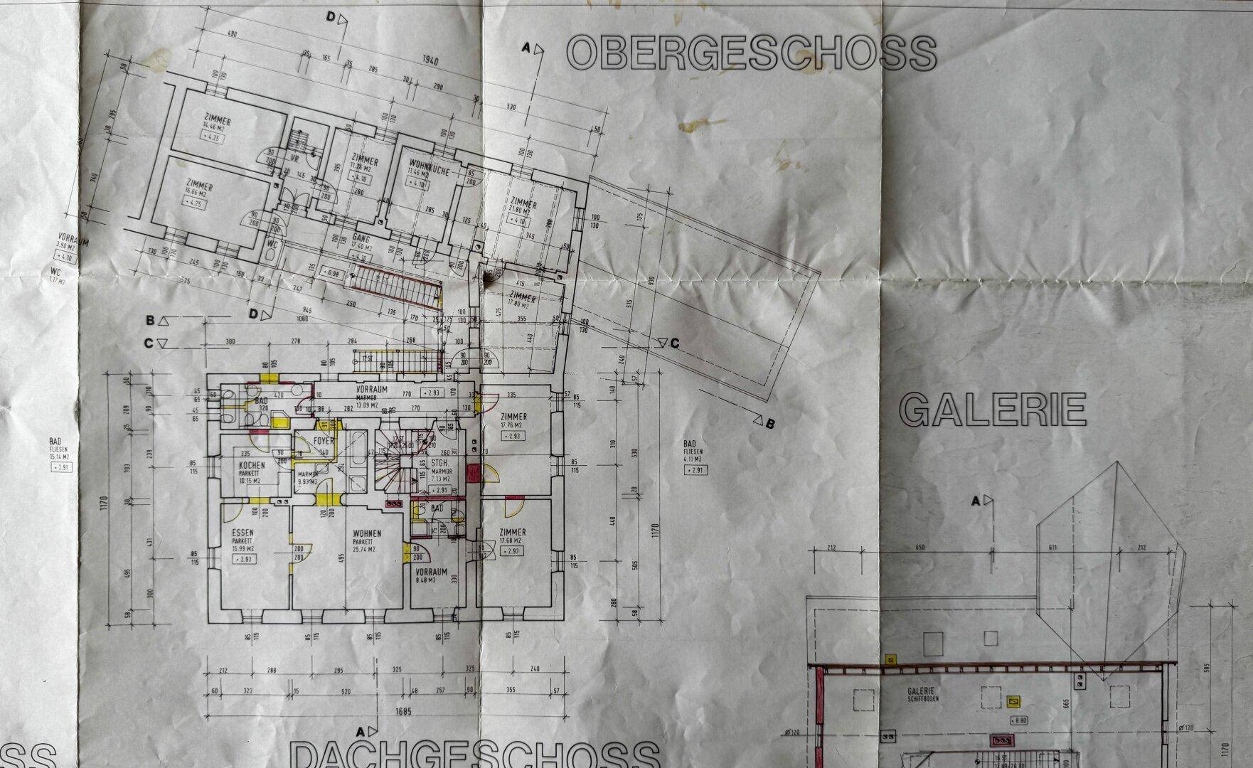 Grundriss des Ober- und Dachgeschosses mit Wohnbereichen und Schlafzimmern.
