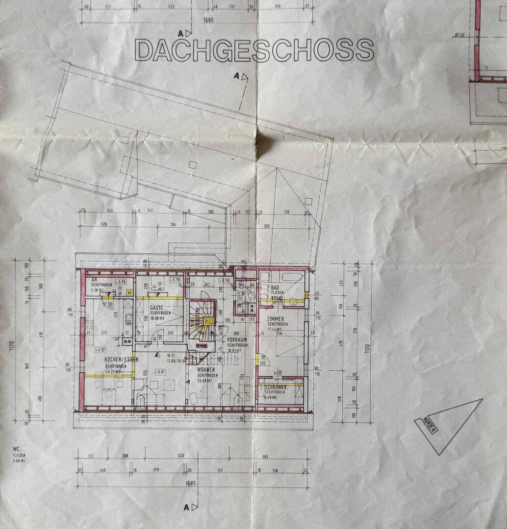 Detaillierter Grundriss des Dachgeschosses mit Küche, Wohnbereich und Zimmern.