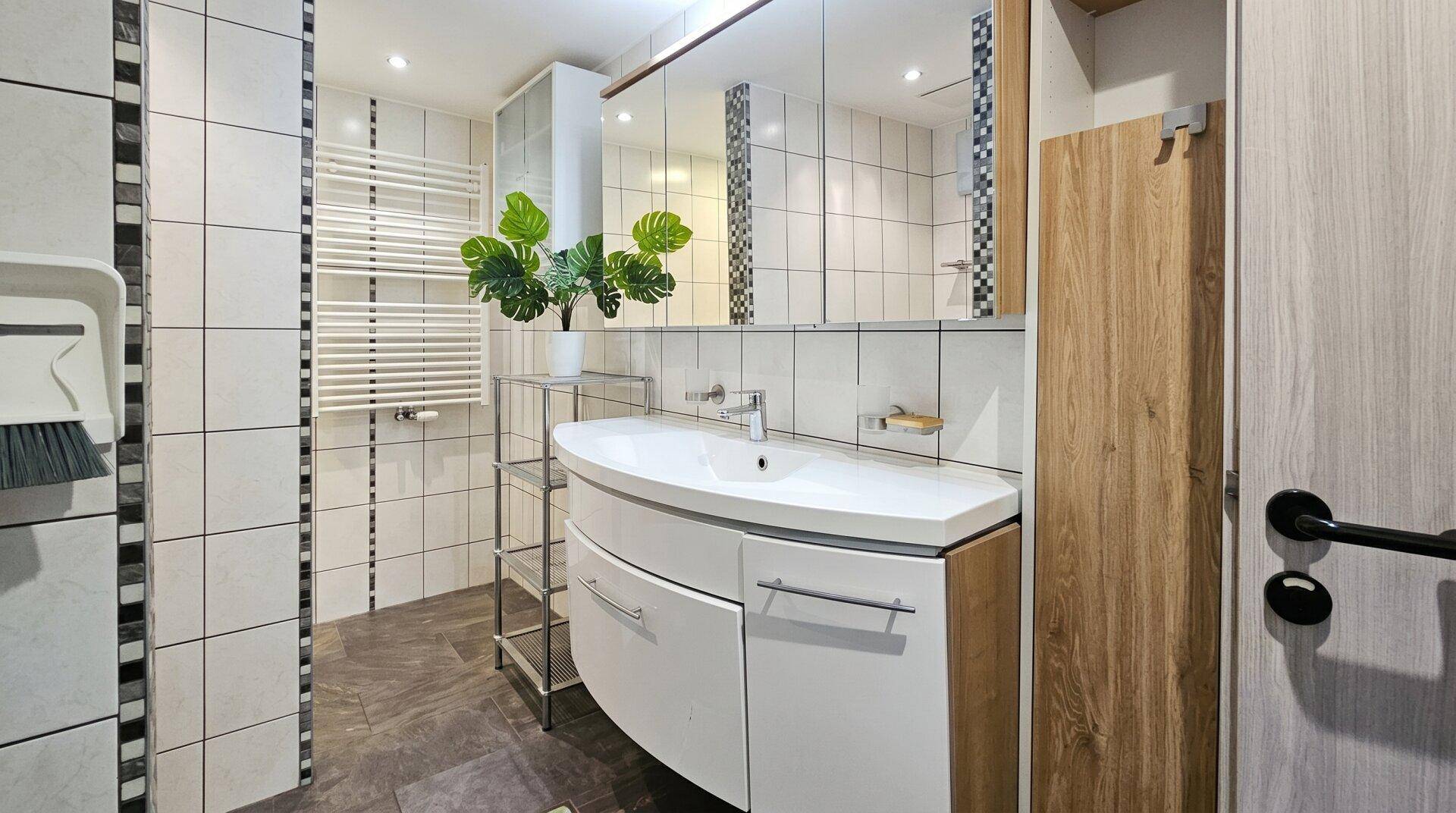 Mehrgenerationenhaus mit über 270m² Wohnfläche in Hausbrunn zu verkaufen! – další