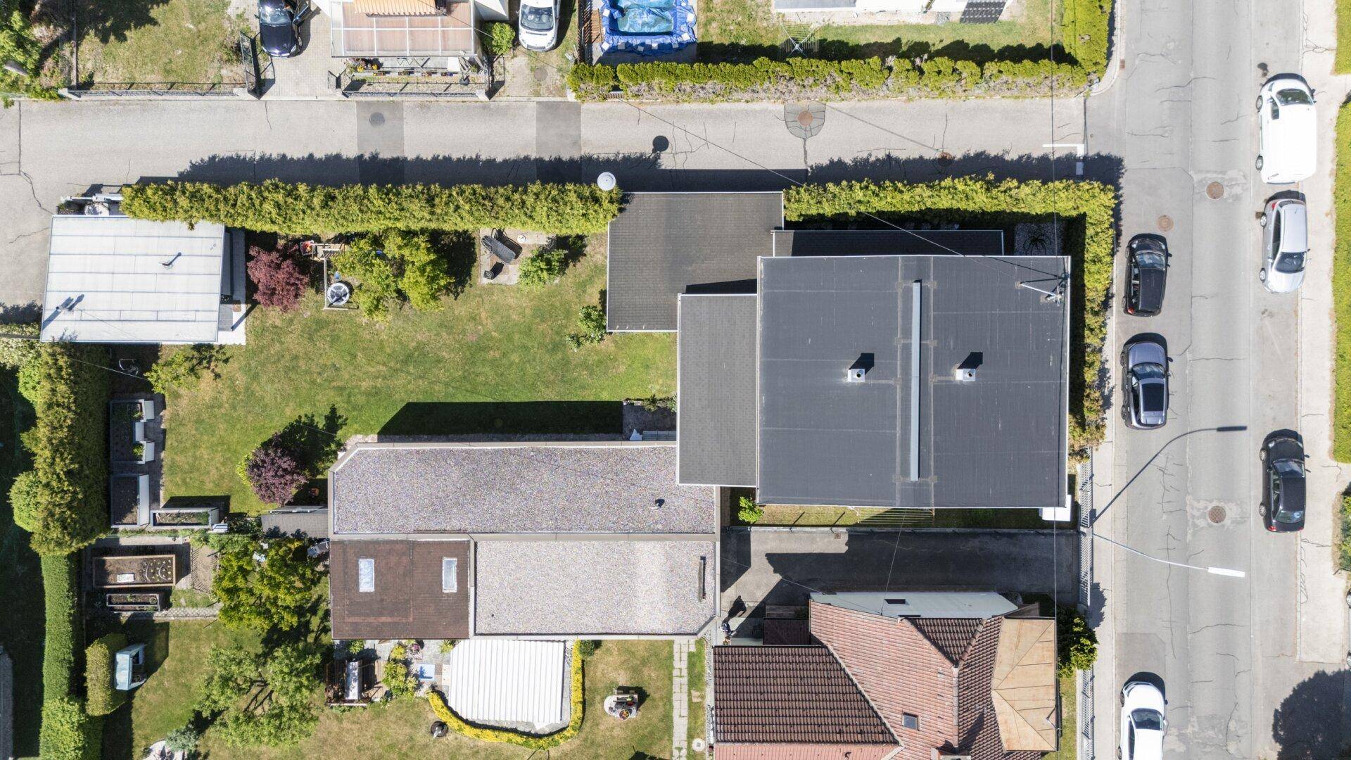 Senkrechte Luftaufnahme des Grundstücks mit Haus, Garten und angrenzenden Straßen.