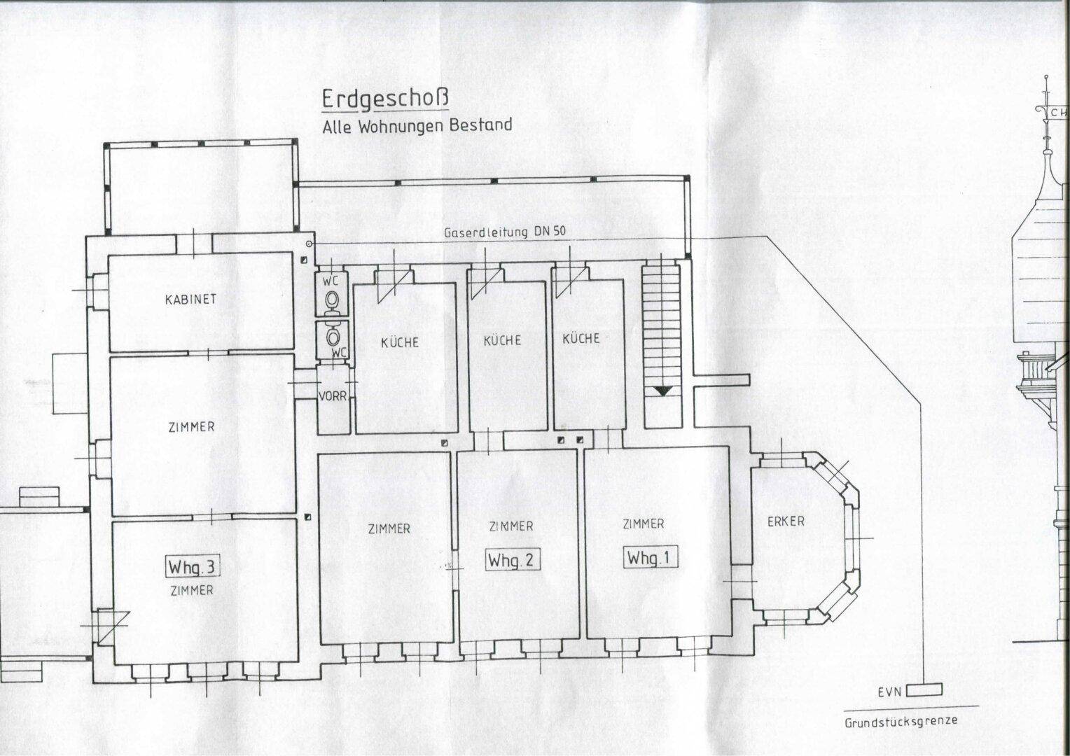 Grundriss des Erdgeschosses mit mehreren Zimmern, Küchen und WC-Bereichen.