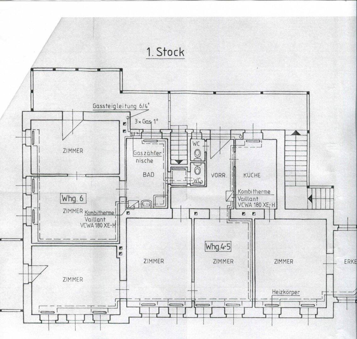 Grundriss des ersten Stocks mit mehreren Zimmern, Bad, separatem WC und Küche.
