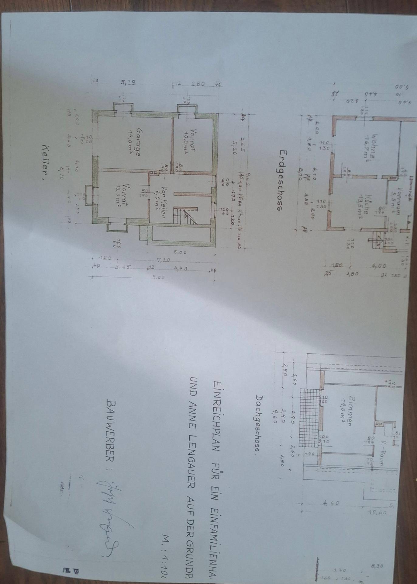 Detaillierter Bauplan mit Grundrissen für Keller, Erdgeschoss und Dachgeschoss.