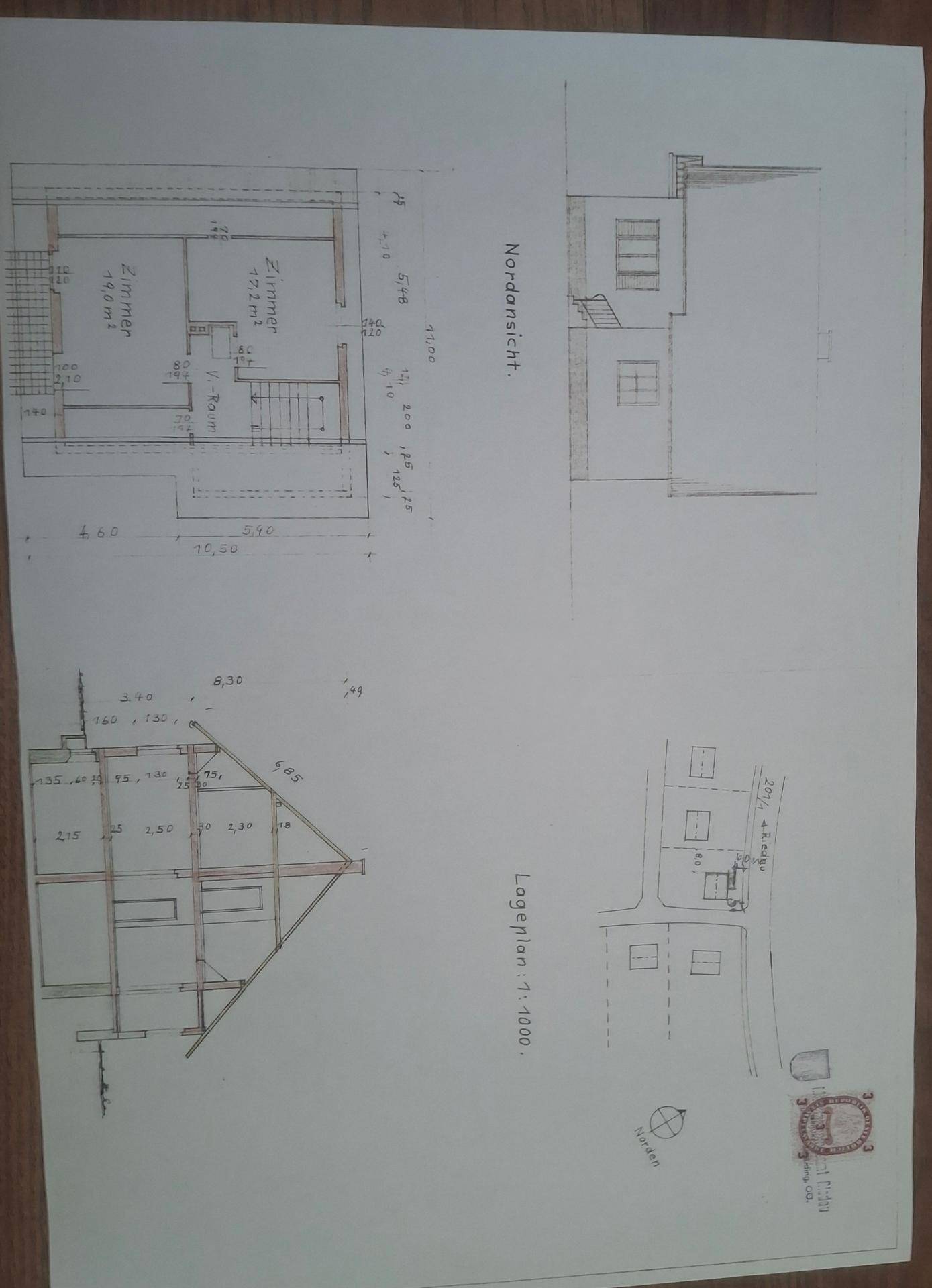Architektonische Zeichnungen mit Grundrissen und Ansichten des Hauses.