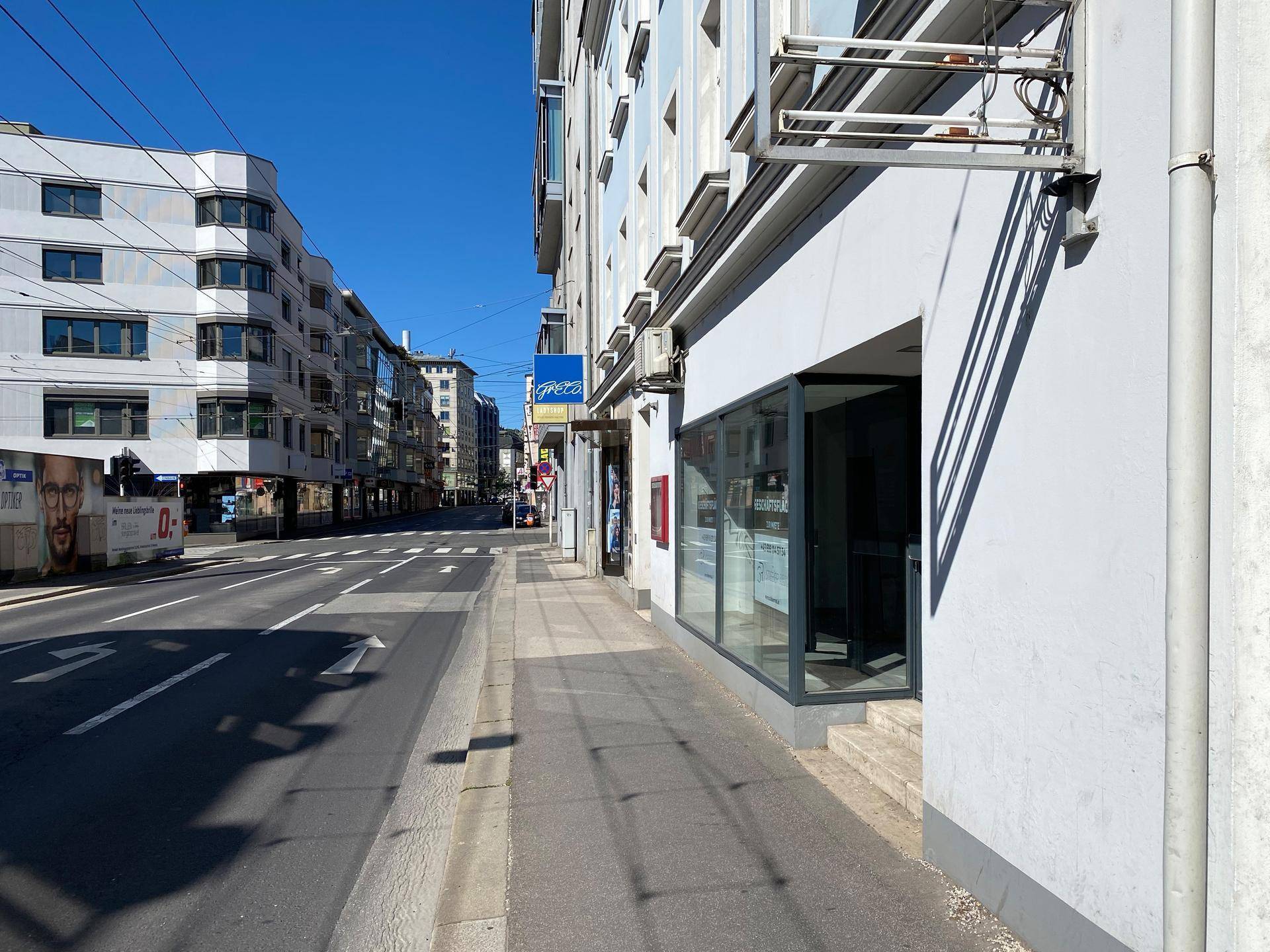 Blick auf die Mozartstraße mit umliegenden Gebäuden und der Geschäftsfläche im städtischen Umfeld.