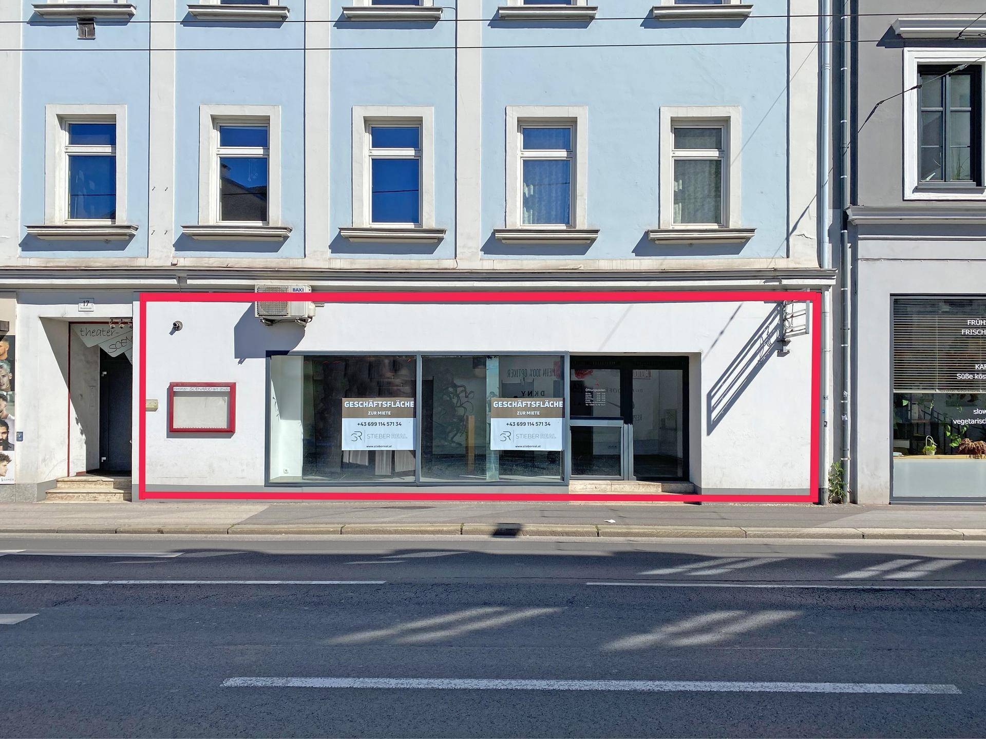 Frontale Ansicht der Geschäftsfläche mit roter Umrandung, die das Mietobjekt an der Straße hervorhebt.