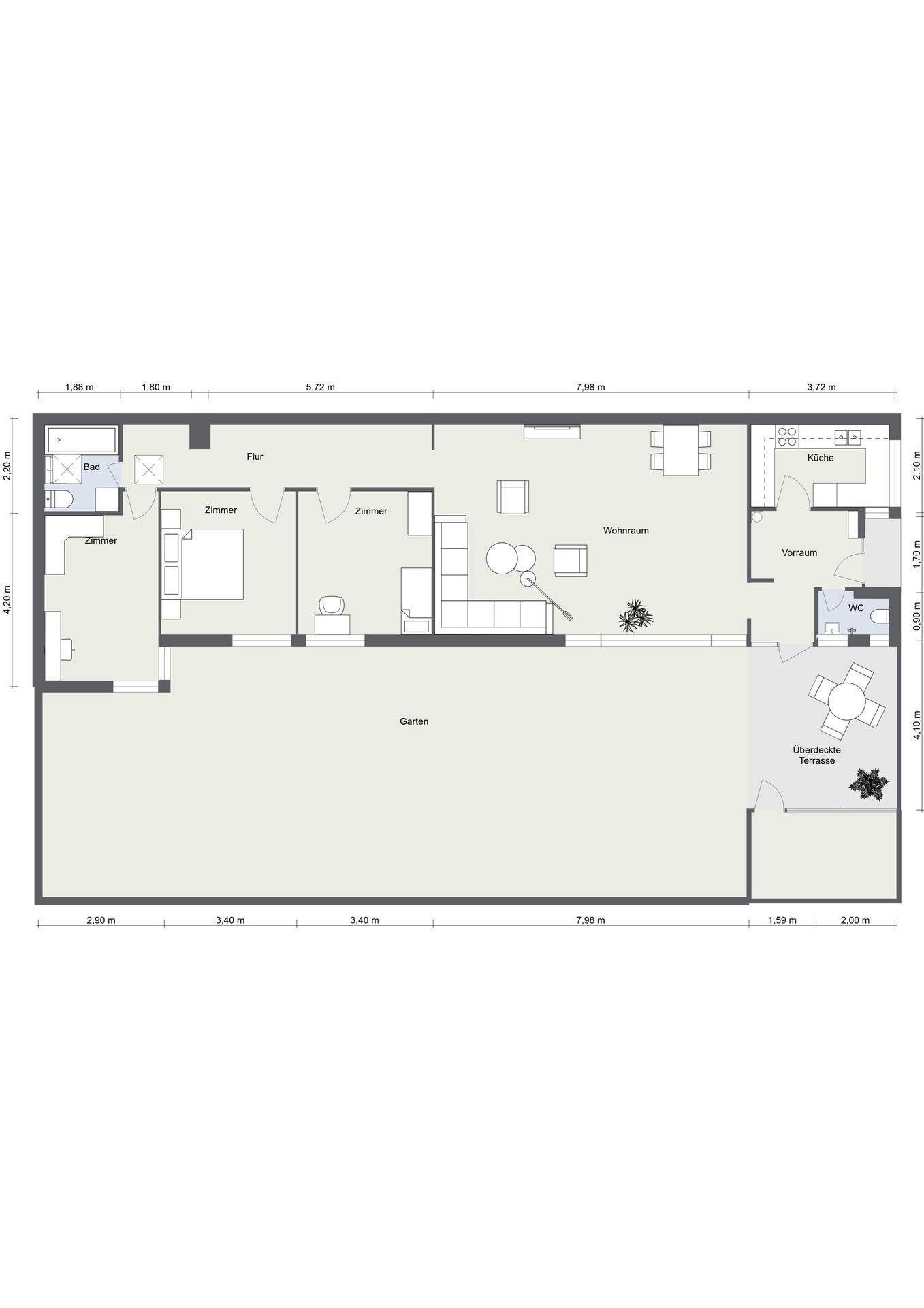 Detaillierter Grundriss des Hauses mit Aufteilung der Zimmer, Garten und überdachter Terrasse.
