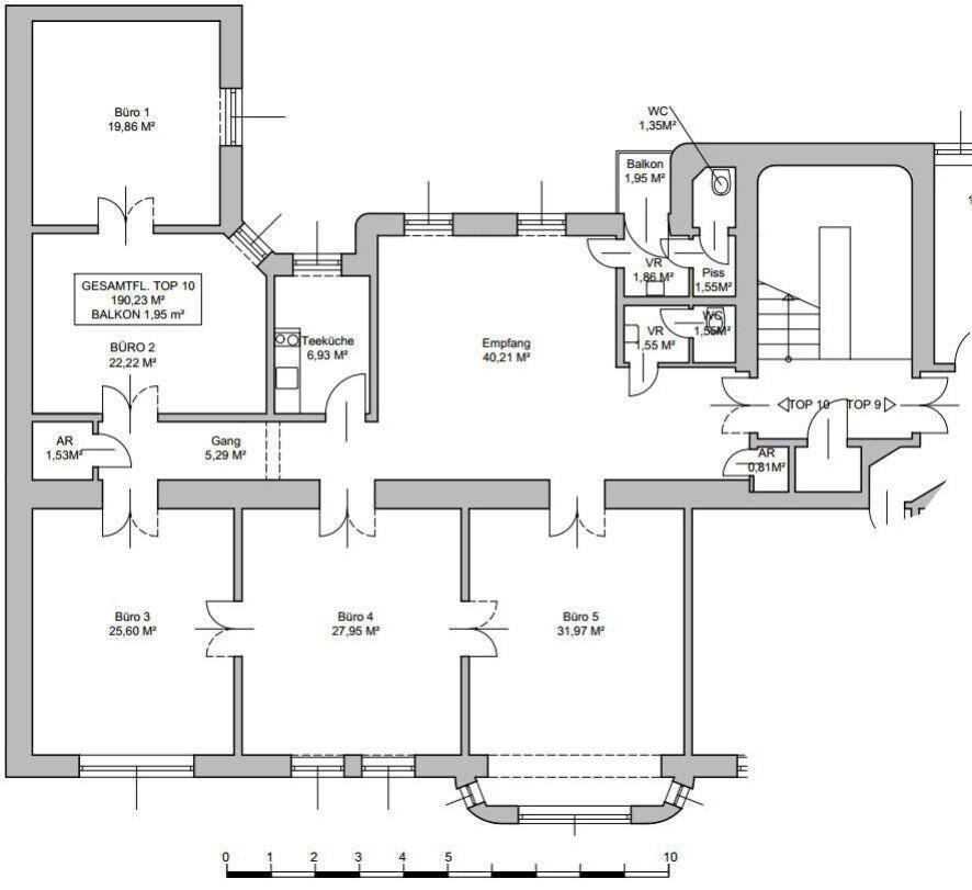 Detaillierter Grundriss einer Wohnung mit mehreren Büros, einer Teeküche und einem Balkon.