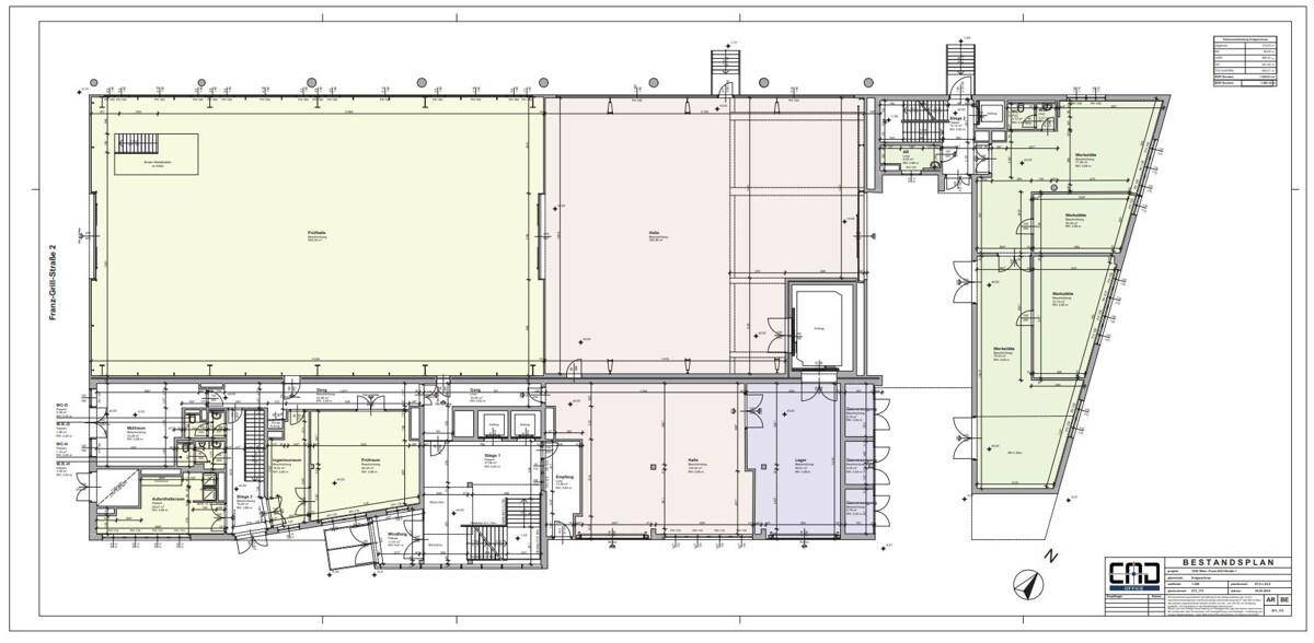 Detaillierter Grundriss eines Gebäudes mit verschiedenen farblich markierten Funktionsbereichen.